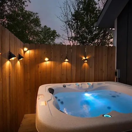 Das Ferienhaus Cozy Suite With Hot Tub